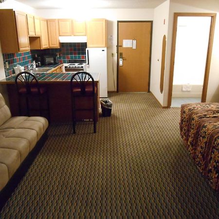 Howard Johnson By Wyndham Wichita Airport Exterior photo
