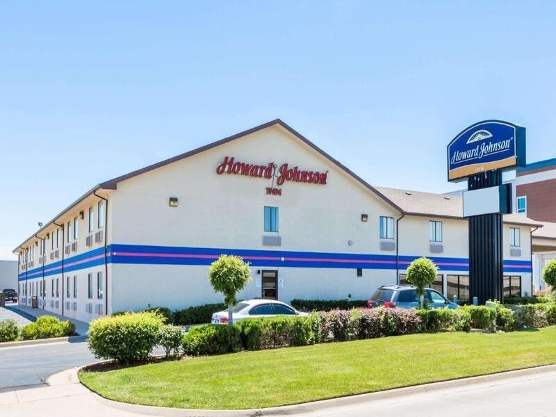 Howard Johnson By Wyndham Wichita Airport Exterior photo