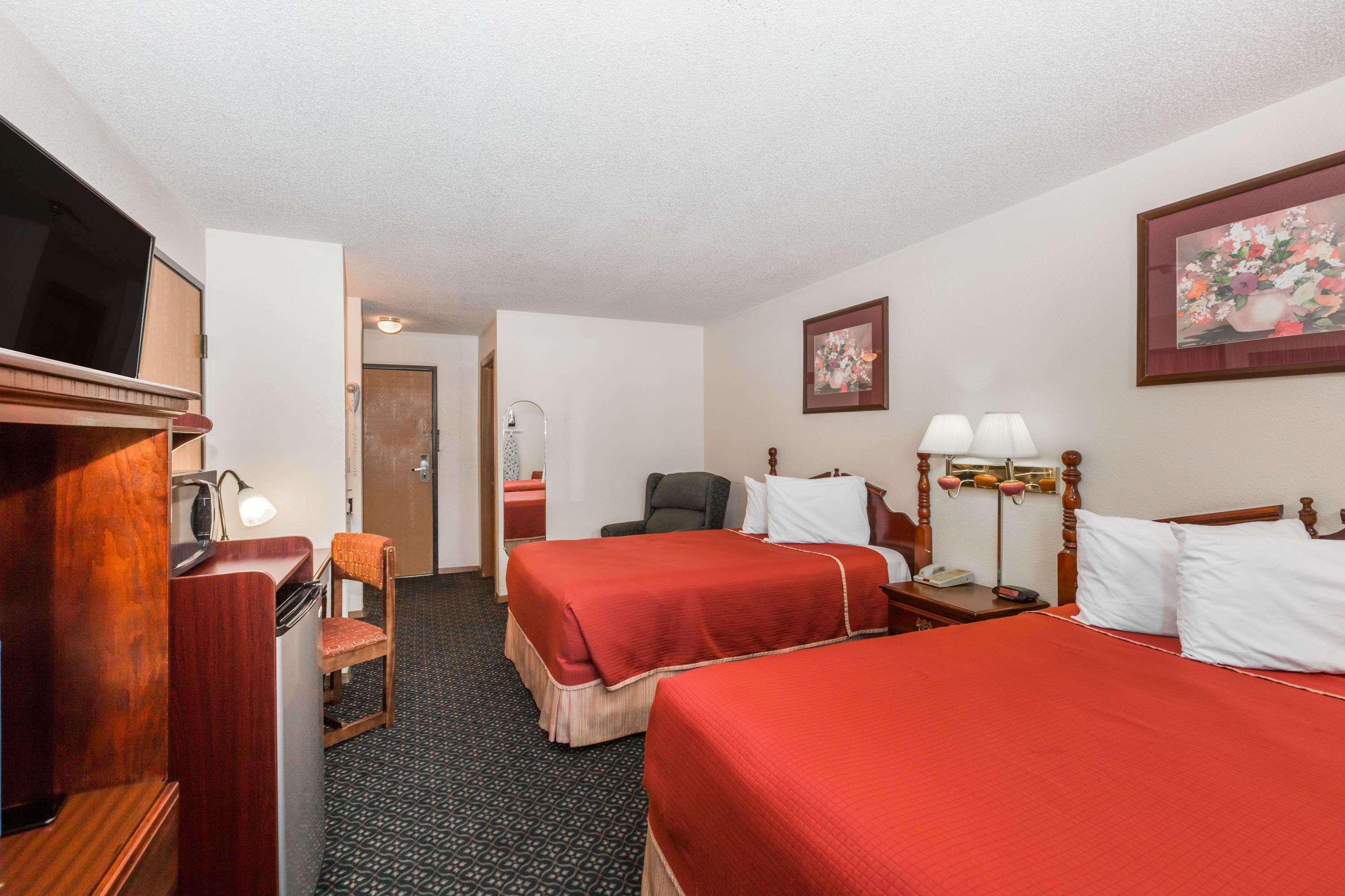 Howard Johnson By Wyndham Wichita Airport Exterior photo