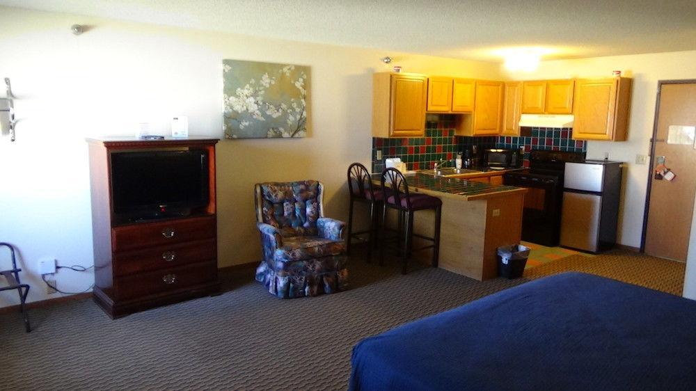Howard Johnson By Wyndham Wichita Airport Exterior photo
