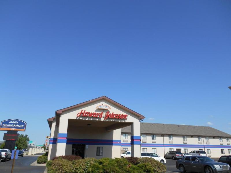 Howard Johnson By Wyndham Wichita Airport Exterior photo