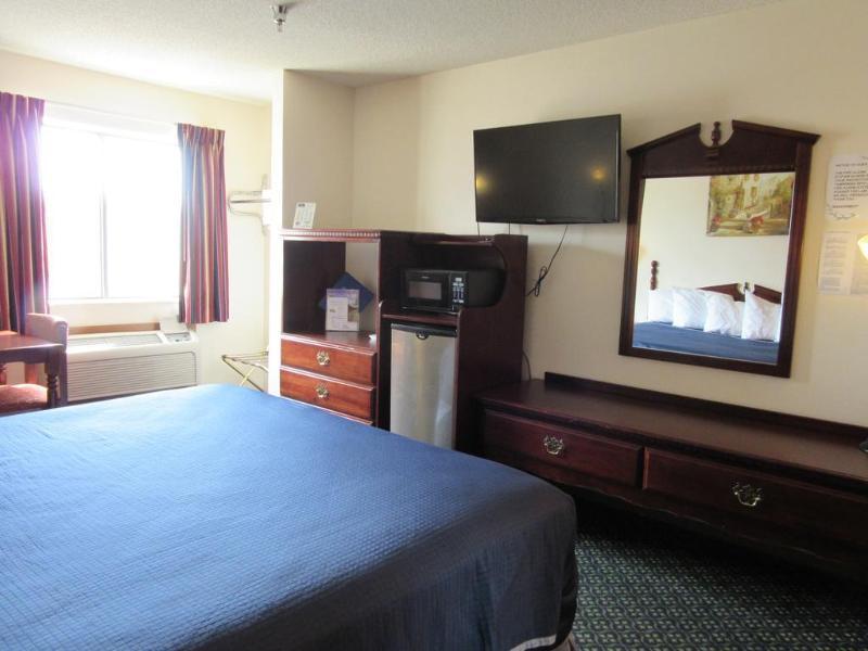 Howard Johnson By Wyndham Wichita Airport Exterior photo