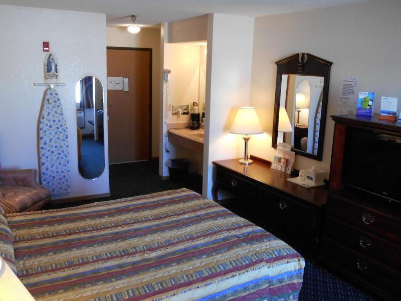 Howard Johnson By Wyndham Wichita Airport Exterior photo