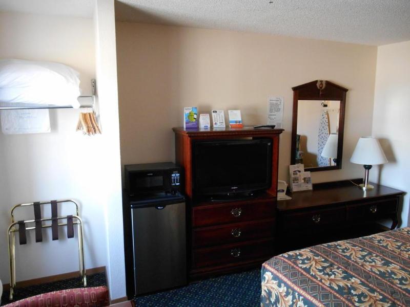 Howard Johnson By Wyndham Wichita Airport Exterior photo